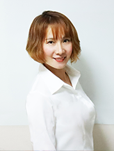 教師　何　暁君（カ　ギョウクン）